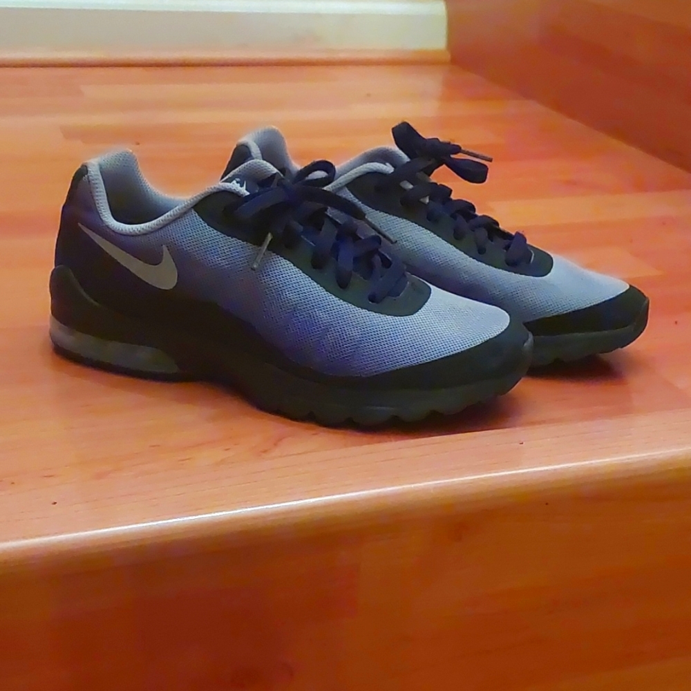 Nike Air Max Invigor Size 7Y